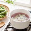 そら豆の茹で汁が赤いときのイメージ