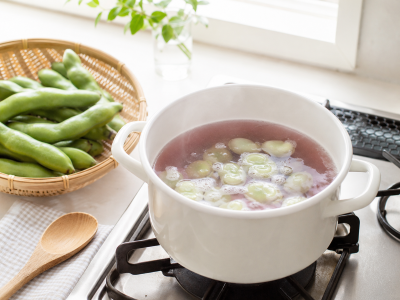 そら豆の茹で汁が赤いときのイメージ
